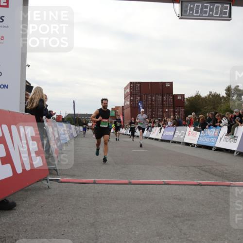 03.10.2025 - Köhlbrandbrückenlauf Yannick Fuchs http://msf.ph/oto/8991793 03.10.2025 16:03:01 Ziel 7125, 7265, 7290, 7300, 7673, 7923, 8994, 9023, 9294, 9569, 9570, 9619 meine-sportfotos.de