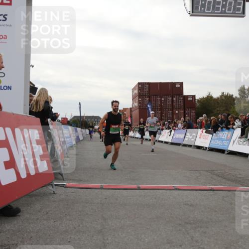 03.10.2025 - Köhlbrandbrückenlauf Yannick Fuchs http://msf.ph/oto/8991798 03.10.2025 16:03:02 Ziel 7125, 7231, 7265, 7290, 7300, 7673, 7923, 8994, 9023, 9294, 9569, 9570, 9619 meine-sportfotos.de