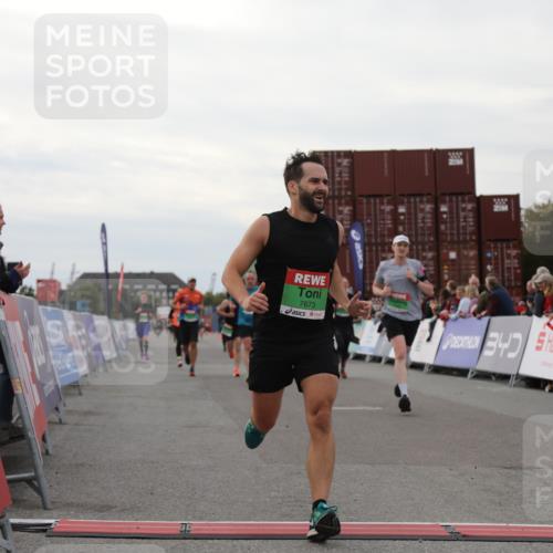 03.10.2025 - Köhlbrandbrückenlauf Yannick Fuchs http://msf.ph/oto/8991803 03.10.2025 16:03:02 Ziel 7125, 7231, 7265, 7290, 7300, 7673, 7923, 8994, 9023, 9294, 9569, 9570, 9619 meine-sportfotos.de