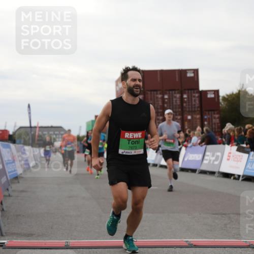 03.10.2025 - Köhlbrandbrückenlauf Yannick Fuchs http://msf.ph/oto/8991808 03.10.2025 16:03:02 Ziel 7125, 7231, 7265, 7290, 7300, 7673, 7923, 8994, 9023, 9294, 9569, 9570, 9619 meine-sportfotos.de