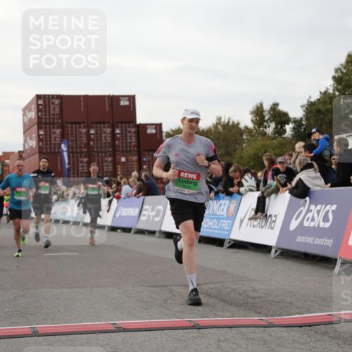 03.10.2025 - Köhlbrandbrückenlauf Yannick Fuchs http://msf.ph/oto/8991826 03.10.2025 16:03:04 Ziel 7125, 7231, 7265, 7290, 7300, 7673, 8994, 9294, 9569, 9570, 9619, 9657 meine-sportfotos.de