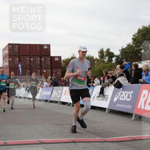 03.10.2025 - Köhlbrandbrückenlauf Yannick Fuchs http://msf.ph/oto/8991832 03.10.2025 16:03:04 Ziel 7125, 7231, 7265, 7290, 7300, 7673, 8994, 9294, 9569, 9570, 9619, 9657 meine-sportfotos.de