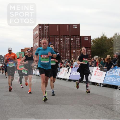 03.10.2025 - Köhlbrandbrückenlauf Yannick Fuchs http://msf.ph/oto/8991849 03.10.2025 16:03:05 Ziel 7125, 7231, 7265, 7290, 7300, 7673, 8994, 9294, 9569, 9570, 9619, 9657 meine-sportfotos.de