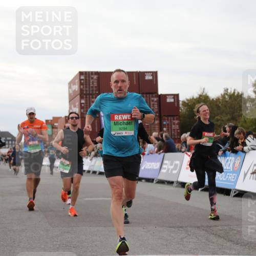 03.10.2025 - Köhlbrandbrückenlauf Yannick Fuchs http://msf.ph/oto/8991867 03.10.2025 16:03:06 Ziel 7016, 7125, 7231, 7265, 7290, 7300, 7673, 7721, 8994, 9294, 9569, 9570, 9657 meine-sportfotos.de
