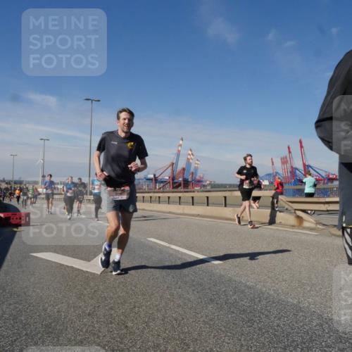 03.10.2025 - Köhlbrandbrückenlauf Matties Gatica Varas http://msf.ph/oto/8991879 03.10.2025 12:43:15 Position 2  meine-sportfotos.de