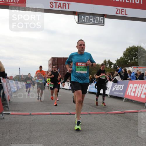 03.10.2025 - Köhlbrandbrückenlauf Yannick Fuchs http://msf.ph/oto/8991885 03.10.2025 16:03:06 Ziel 7016, 7125, 7231, 7265, 7290, 7300, 7673, 7721, 8994, 9294, 9569, 9570, 9657 meine-sportfotos.de