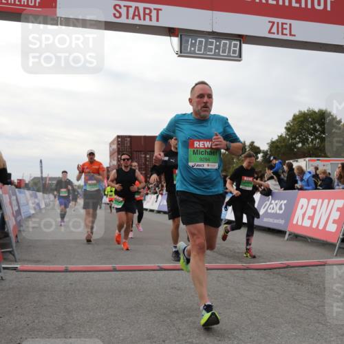 03.10.2025 - Köhlbrandbrückenlauf Yannick Fuchs http://msf.ph/oto/8991889 03.10.2025 16:03:06 Ziel 7016, 7125, 7231, 7265, 7290, 7300, 7673, 7721, 8994, 9294, 9569, 9570, 9657 meine-sportfotos.de