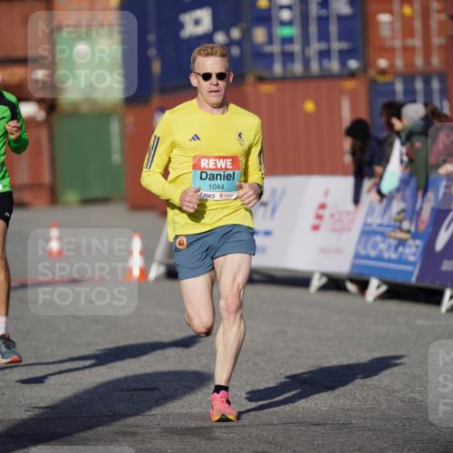 03.10.2025 - Köhlbrandbrückenlauf Michael Burmester http://msf.ph/oto/8991960 03.10.2025 09:50:50 Ziel 1044, 2701 meine-sportfotos.de