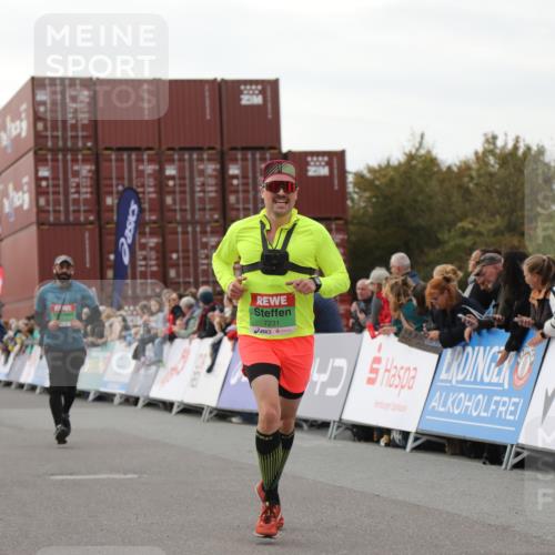 03.10.2025 - Köhlbrandbrückenlauf Yannick Fuchs http://msf.ph/oto/8991964 03.10.2025 16:03:10 Ziel 7016, 7098, 7231, 7265, 7290, 7300, 7721, 8994, 9569, 9570, 9657 meine-sportfotos.de