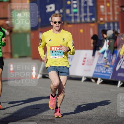 03.10.2025 - Köhlbrandbrückenlauf Michael Burmester http://msf.ph/oto/8991966 03.10.2025 09:50:50 Ziel 1044, 2701 meine-sportfotos.de