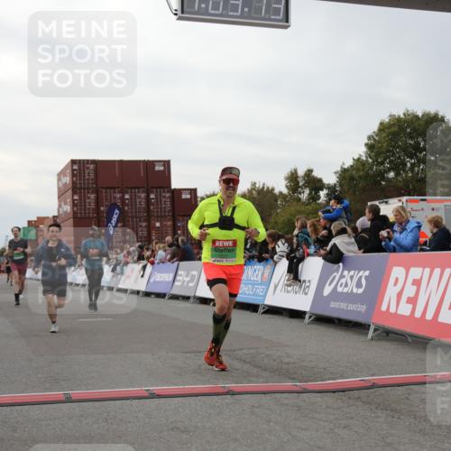 03.10.2025 - Köhlbrandbrückenlauf Yannick Fuchs http://msf.ph/oto/8991983 03.10.2025 16:03:11 Ziel 7016, 7098, 7231, 7265, 7290, 7300, 7721, 8994, 9657 meine-sportfotos.de