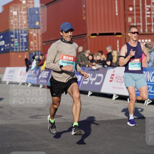 03.10.2025 - Köhlbrandbrückenlauf Michael Burmester http://msf.ph/oto/8992021 03.10.2025 09:50:55 Ziel 1007, 1017, 1044, 2701 meine-sportfotos.de