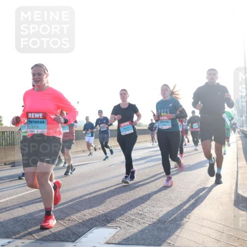 03.10.2025 - Köhlbrandbrückenlauf Luisa Fischer http://msf.ph/oto/8992022 03.10.2025 10:17:17 Position 3 3210, 2025 meine-sportfotos.de