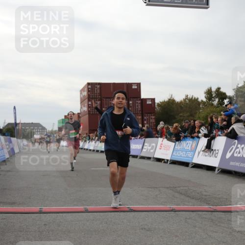 03.10.2025 - Köhlbrandbrückenlauf Yannick Fuchs http://msf.ph/oto/8992026 03.10.2025 16:03:13 Ziel 7016, 7098, 7231, 7721, 9305, 9657 meine-sportfotos.de