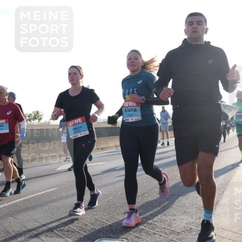 03.10.2025 - Köhlbrandbrückenlauf Luisa Fischer http://msf.ph/oto/8992028 03.10.2025 10:17:17 Position 3 2134, 3724, 2025, 1460 meine-sportfotos.de