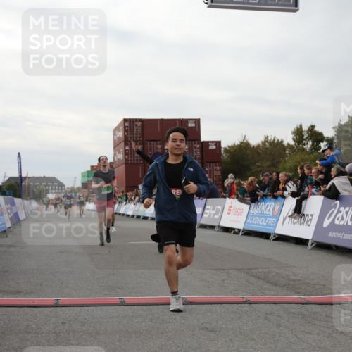03.10.2025 - Köhlbrandbrückenlauf Yannick Fuchs http://msf.ph/oto/8992031 03.10.2025 16:03:13 Ziel 7016, 7098, 7231, 7721, 9305, 9657 meine-sportfotos.de