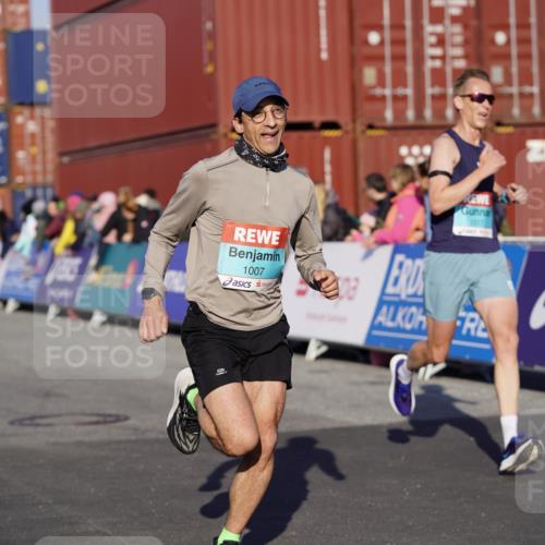 03.10.2025 - Köhlbrandbrückenlauf Michael Burmester http://msf.ph/oto/8992032 03.10.2025 09:50:55 Ziel 1007, 1017, 1044, 2701 meine-sportfotos.de