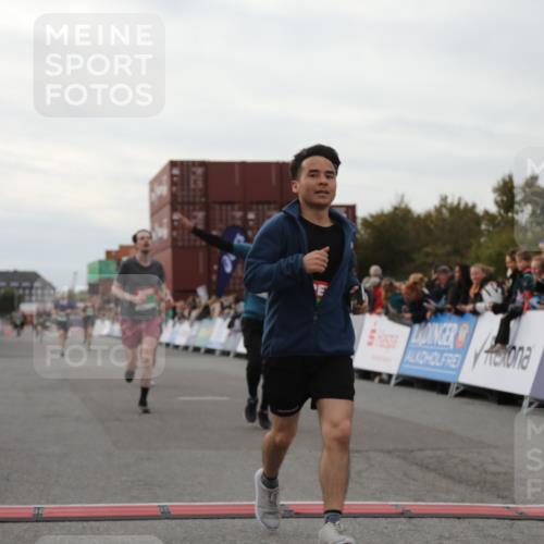 03.10.2025 - Köhlbrandbrückenlauf Yannick Fuchs http://msf.ph/oto/8992037 03.10.2025 16:03:13 Ziel 7016, 7098, 7231, 7721, 9305, 9657 meine-sportfotos.de
