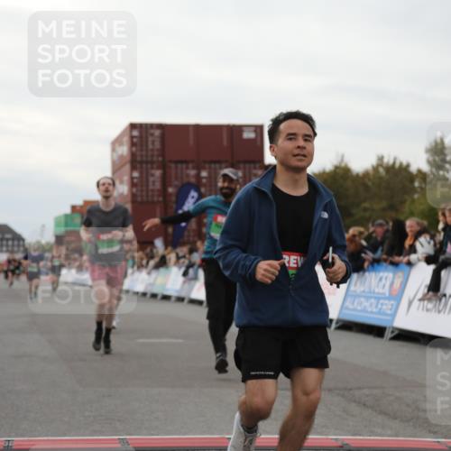 03.10.2025 - Köhlbrandbrückenlauf Yannick Fuchs http://msf.ph/oto/8992042 03.10.2025 16:03:13 Ziel 7016, 7098, 7231, 7721, 9305, 9657 meine-sportfotos.de