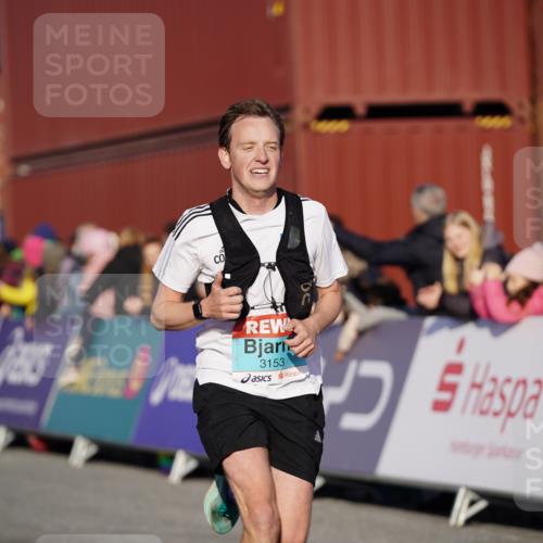 03.10.2025 - Köhlbrandbrückenlauf Michael Burmester http://msf.ph/oto/8992058 03.10.2025 09:51:02 Ziel 1007, 1017, 3153 meine-sportfotos.de