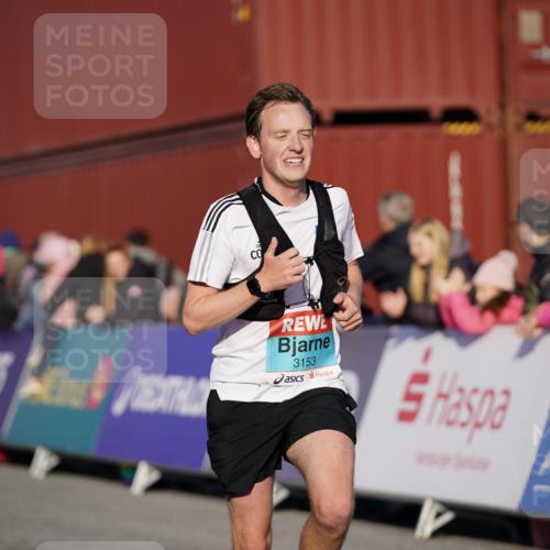 03.10.2025 - Köhlbrandbrückenlauf Michael Burmester http://msf.ph/oto/8992063 03.10.2025 09:51:02 Ziel 1007, 1017, 3153 meine-sportfotos.de