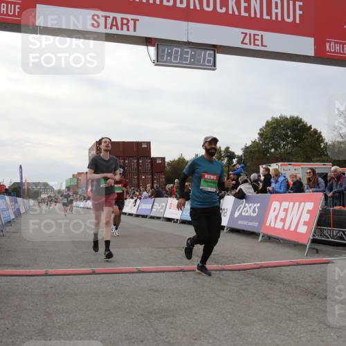 03.10.2025 - Köhlbrandbrückenlauf Yannick Fuchs http://msf.ph/oto/8992068 03.10.2025 16:03:14 Ziel 7016, 7098, 7231, 7721, 7873, 9305, 9657 meine-sportfotos.de