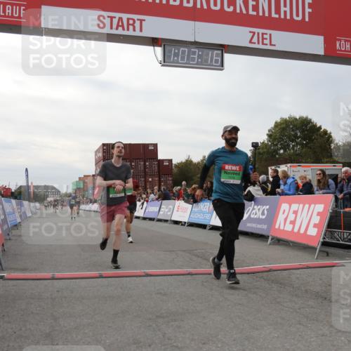 03.10.2025 - Köhlbrandbrückenlauf Yannick Fuchs http://msf.ph/oto/8992074 03.10.2025 16:03:15 Ziel 7016, 7098, 7721, 7873, 9305, 9657, 9678 meine-sportfotos.de