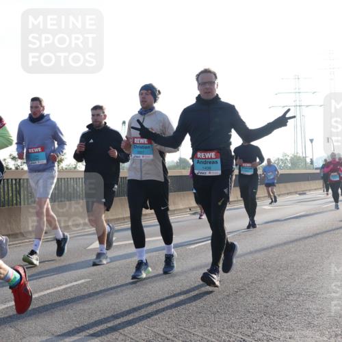 03.10.2025 - Köhlbrandbrückenlauf Luisa Fischer http://msf.ph/oto/8992079 03.10.2025 10:17:23 Position 3 34, 3781, 2027, 1408 meine-sportfotos.de