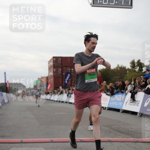 03.10.2025 - Köhlbrandbrückenlauf Yannick Fuchs http://msf.ph/oto/8992094 03.10.2025 16:03:15 Ziel 7016, 7098, 7721, 7873, 9305, 9657, 9678 meine-sportfotos.de