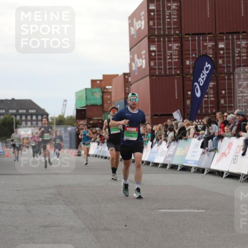 03.10.2025 - Köhlbrandbrückenlauf Yannick Fuchs http://msf.ph/oto/8992106 03.10.2025 16:03:17 Ziel 7016, 7098, 7721, 7873, 9305, 9678 meine-sportfotos.de