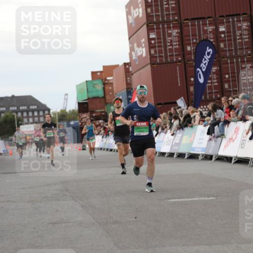 03.10.2025 - Köhlbrandbrückenlauf Yannick Fuchs http://msf.ph/oto/8992114 03.10.2025 16:03:17 Ziel 7016, 7098, 7721, 7873, 9305, 9678 meine-sportfotos.de