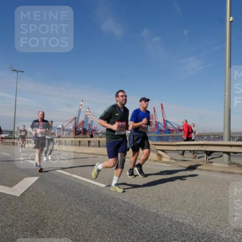 03.10.2025 - Köhlbrandbrückenlauf Matties Gatica Varas http://msf.ph/oto/8992120 03.10.2025 12:43:43 Position 2  meine-sportfotos.de