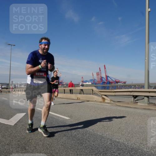 03.10.2025 - Köhlbrandbrückenlauf Matties Gatica Varas http://msf.ph/oto/8992148 03.10.2025 12:43:46 Position 2 4528 meine-sportfotos.de