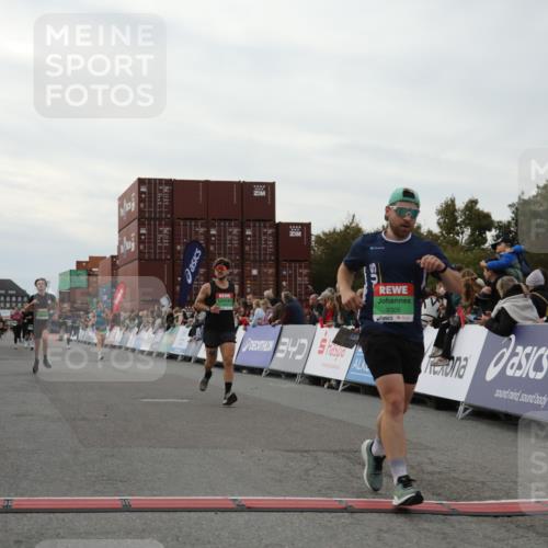 03.10.2025 - Köhlbrandbrückenlauf Yannick Fuchs http://msf.ph/oto/8992164 03.10.2025 16:03:20 Ziel 7013, 7873, 9305, 9678 meine-sportfotos.de