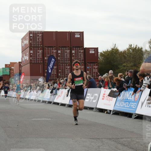 03.10.2025 - Köhlbrandbrückenlauf Yannick Fuchs http://msf.ph/oto/8992175 03.10.2025 16:03:20 Ziel 7013, 7873, 9305, 9678 meine-sportfotos.de