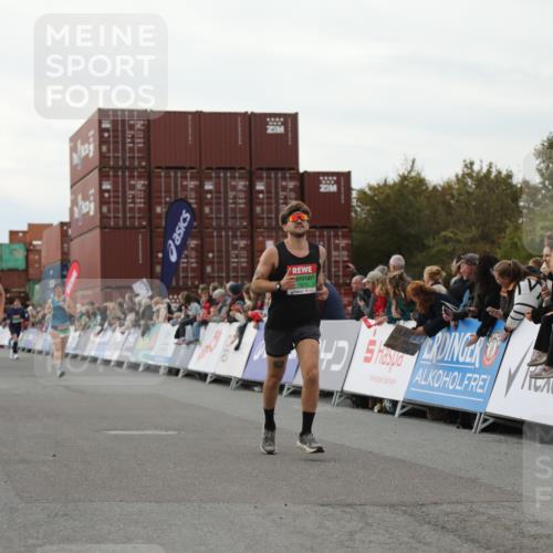 03.10.2025 - Köhlbrandbrückenlauf Yannick Fuchs http://msf.ph/oto/8992181 03.10.2025 16:03:21 Ziel 7013, 7094, 7873, 9305, 9678 meine-sportfotos.de