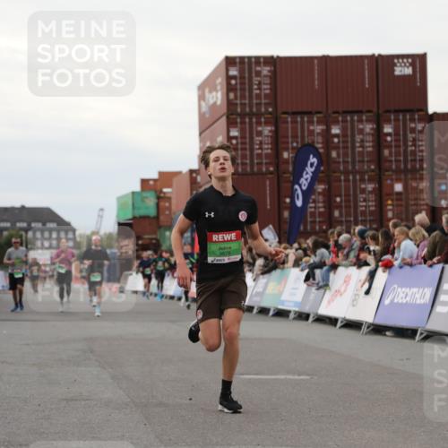 03.10.2025 - Köhlbrandbrückenlauf Yannick Fuchs http://msf.ph/oto/8992205 03.10.2025 16:03:22 Ziel 7013, 7094, 7418, 7485, 7873, 9305, 9678 meine-sportfotos.de