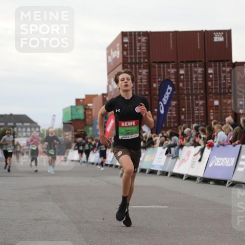 03.10.2025 - Köhlbrandbrückenlauf Yannick Fuchs http://msf.ph/oto/8992211 03.10.2025 16:03:22 Ziel 7013, 7094, 7418, 7485, 7873, 9305, 9678 meine-sportfotos.de