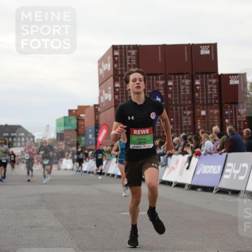 03.10.2025 - Köhlbrandbrückenlauf Yannick Fuchs http://msf.ph/oto/8992220 03.10.2025 16:03:23 Ziel 7013, 7094, 7224, 7418, 7485, 7873, 9305, 9678 meine-sportfotos.de