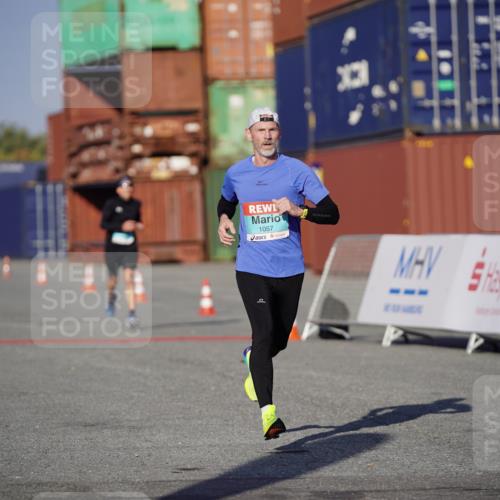 03.10.2025 - Köhlbrandbrückenlauf Michael Burmester http://msf.ph/oto/8992246 03.10.2025 09:51:28 Ziel 1057, 3082, 3401 meine-sportfotos.de