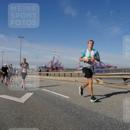03.10.2025 - Köhlbrandbrückenlauf Matties Gatica Varas http://msf.ph/oto/8992277 03.10.2025 12:44:01 Position 2  meine-sportfotos.de