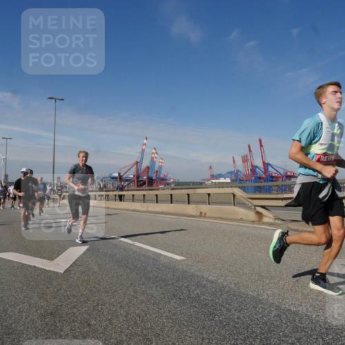 03.10.2025 - Köhlbrandbrückenlauf Matties Gatica Varas http://msf.ph/oto/8992282 03.10.2025 12:44:02 Position 2  meine-sportfotos.de