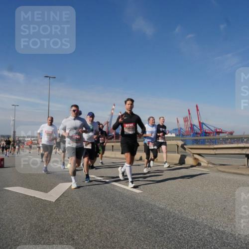 03.10.2025 - Köhlbrandbrückenlauf Matties Gatica Varas http://msf.ph/oto/8992340 03.10.2025 12:44:09 Position 2 118 meine-sportfotos.de