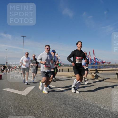 03.10.2025 - Köhlbrandbrückenlauf Matties Gatica Varas http://msf.ph/oto/8992342 03.10.2025 12:44:09 Position 2 4547, 118 meine-sportfotos.de