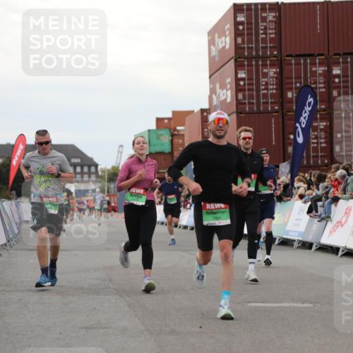 03.10.2025 - Köhlbrandbrückenlauf Yannick Fuchs http://msf.ph/oto/8992345 03.10.2025 16:03:28 Ziel 7013, 7094, 7224, 7284, 7418, 7485, 9103, 9632 meine-sportfotos.de