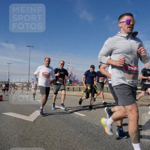03.10.2025 - Köhlbrandbrückenlauf Matties Gatica Varas http://msf.ph/oto/8992351 03.10.2025 12:44:10 Position 2 4547 meine-sportfotos.de