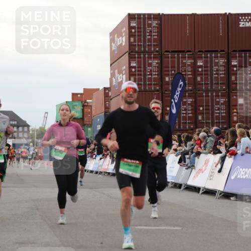 03.10.2025 - Köhlbrandbrückenlauf Yannick Fuchs http://msf.ph/oto/8992372 03.10.2025 16:03:28 Ziel 7013, 7094, 7224, 7284, 7418, 7485, 9103, 9632 meine-sportfotos.de