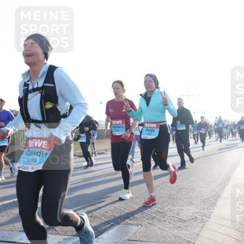 03.10.2025 - Köhlbrandbrückenlauf Luisa Fischer http://msf.ph/oto/8992412 03.10.2025 10:17:55 Position 3 1919, 1705, 1337 meine-sportfotos.de