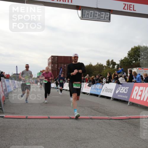 03.10.2025 - Köhlbrandbrückenlauf Yannick Fuchs http://msf.ph/oto/8992419 03.10.2025 16:03:30 Ziel 7013, 7094, 7224, 7284, 7418, 7485, 9103, 9632 meine-sportfotos.de