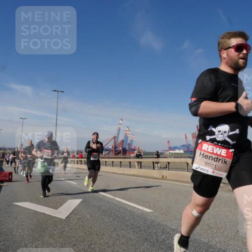 03.10.2025 - Köhlbrandbrückenlauf Matties Gatica Varas http://msf.ph/oto/8992477 03.10.2025 12:44:24 Position 2 6021 meine-sportfotos.de